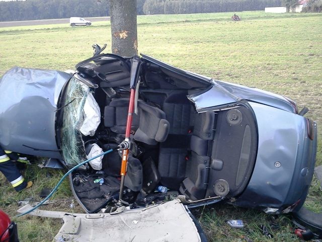 Jedna osoba ranna i zniszczone auto - to efekt wypadku w Smoszewie, na trasie Krotoszyn-Ostrów FOTY