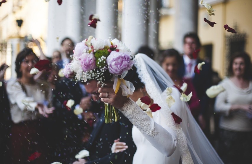 Ślub kościelny odchodzi do lamusa? Coraz mniej ślubów wyznaniowych w Polsce. Mocny spadek w ciągu ostatnich 7 lat [RAPORT + GALERIA]