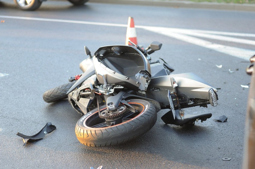 Wypadek na Estkowskiego. Motocyklista w szpitalu pod zderzeniu z osobówką [ZDJĘCIA i FILM]