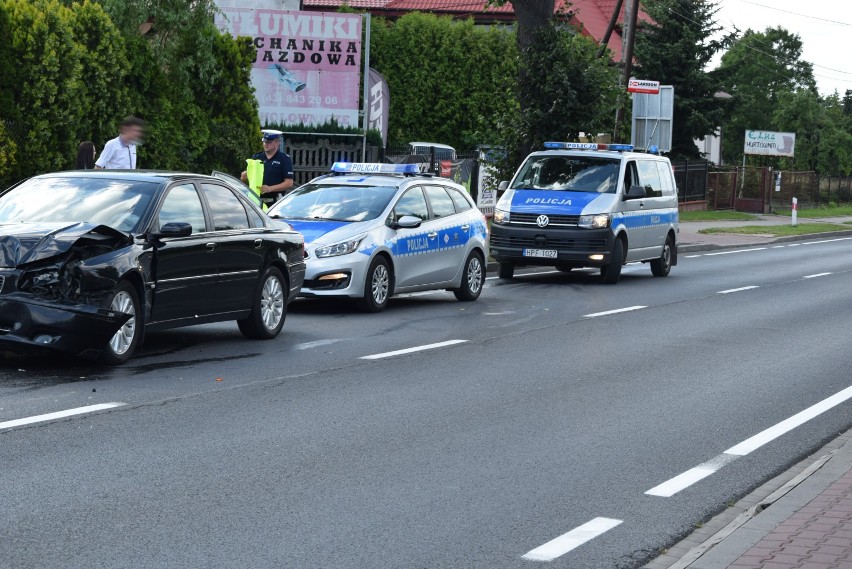 Wieluń. 32-latek mając ponad 2 promile najechał na tył volvo. Poszkodowane zostały 2 osoby ZDJĘCIA