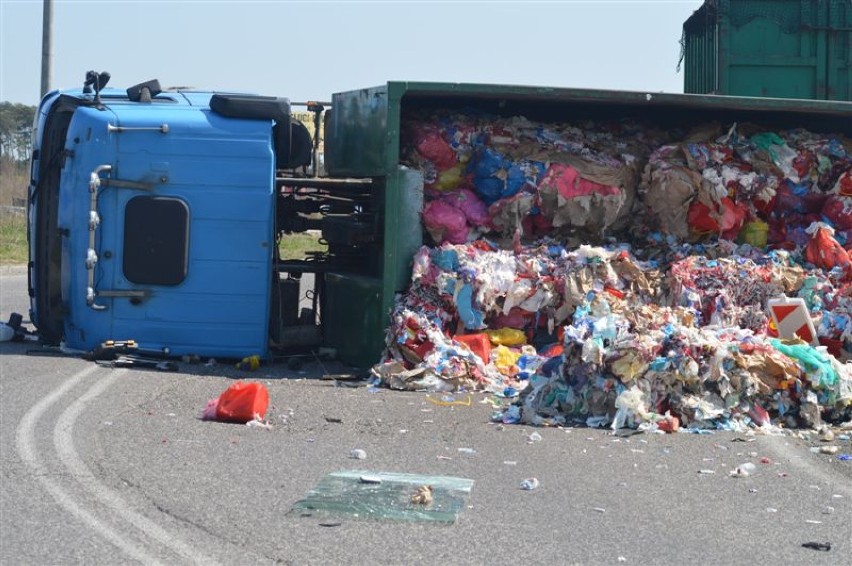 Wypadek w Pikutkowie. Przewróciła się ciężarówka z 8 tonami odpadów medycznych