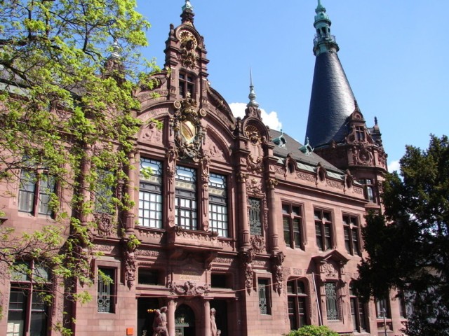 Heidelberg jest znanym centrum turystycznym, miastem kongres&oacute;w i festiwali. W Heidelbergu istnieje najstarszy uniwersytet na terenie dzisiejszych Niemiec, założony w roku 1386.
Fot. Isabella Degen