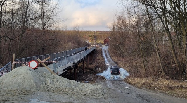Most na granicy Czarnego Potoku i Jadamwoli śmiertelnym zagrożeniem, kierowcy jeżdżą przez rzekę i nadal dochodzi tam do wypadków