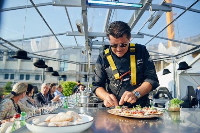 Podczas 10. urodzin Manufaktury, łodzianie będą mogli skorzystać z oferty Dinner in the sky i zjeść podniebny posiłek