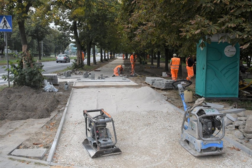 Na ulicy Warszawskiej w Kielcach modernizowany jest chodnik....