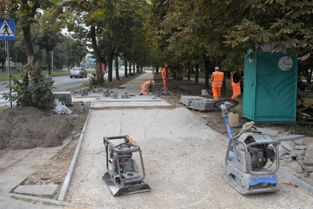 Na ulicy Warszawskiej w Kielcach modernizowany jest chodnik. Odcinek  w rejonie ulicy Pocieszki zostanie zawężony i powstanie tam nowy trawnik.