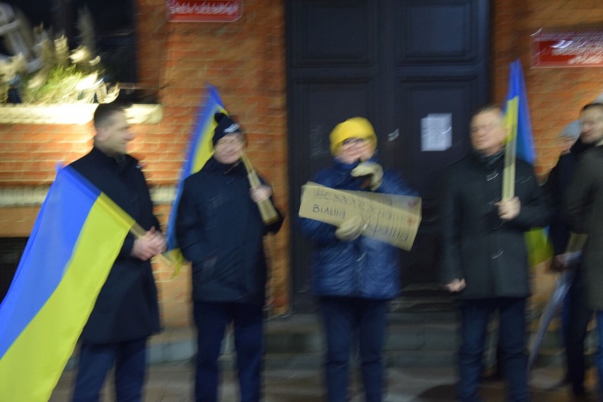 Puck i cały powiat pucki solidarny z Ukrainą. Na Starym Rynku w Pucku samorządowcy, mieszkańcy i Ukraińcy. Nie było pustych słów | WIDEO