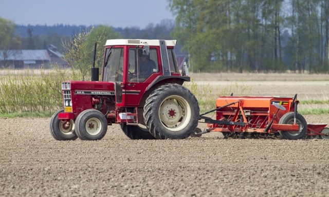 Jedni sieją, inni przygotowują się do zbiorów. Pod koniec lata i u progu jesieni na wsi jest bardzo dużo pracy.