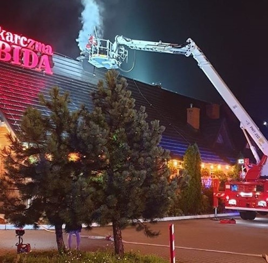 Pożar w "Karczmie Bida" w Bolesławiu. Ze znanej restauracji ewakuowano gości i pracowników [ZDJĘCIA]