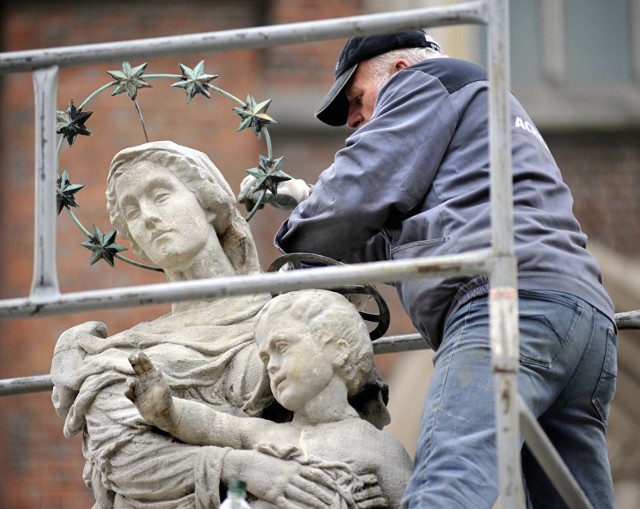 Edward Kikiela naprawia posągi nie tylko we Wrocławiu