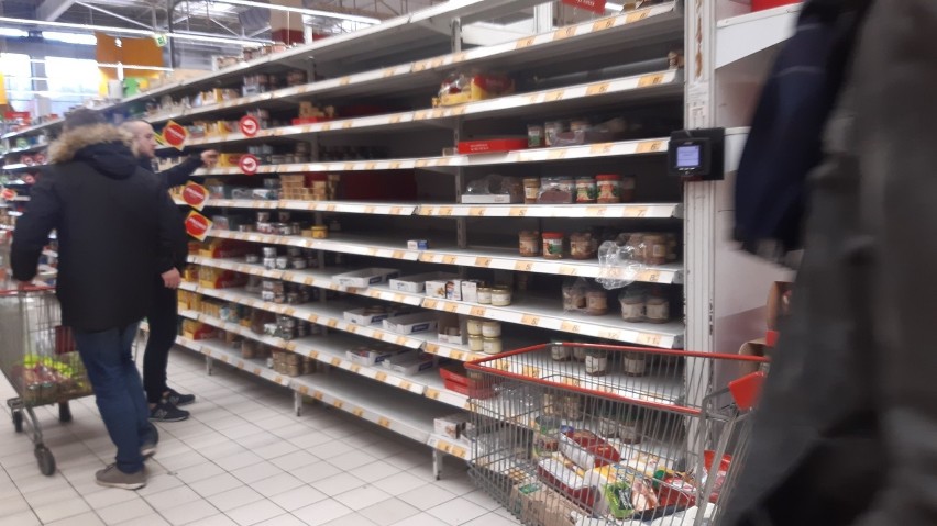 Sklep Auchan w Katowicach, przy DTŚ. Czwartek 13 marca 2020,...