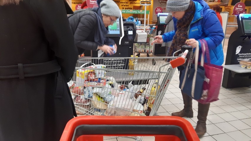 Sklep Auchan w Katowicach, przy DTŚ. Czwartek 13 marca 2020,...