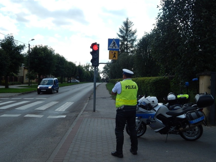 Policjanci sprawdzają oznakowanie wokół szkół w powiecie...