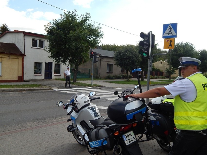 Policjanci sprawdzają oznakowanie wokół szkół w powiecie...