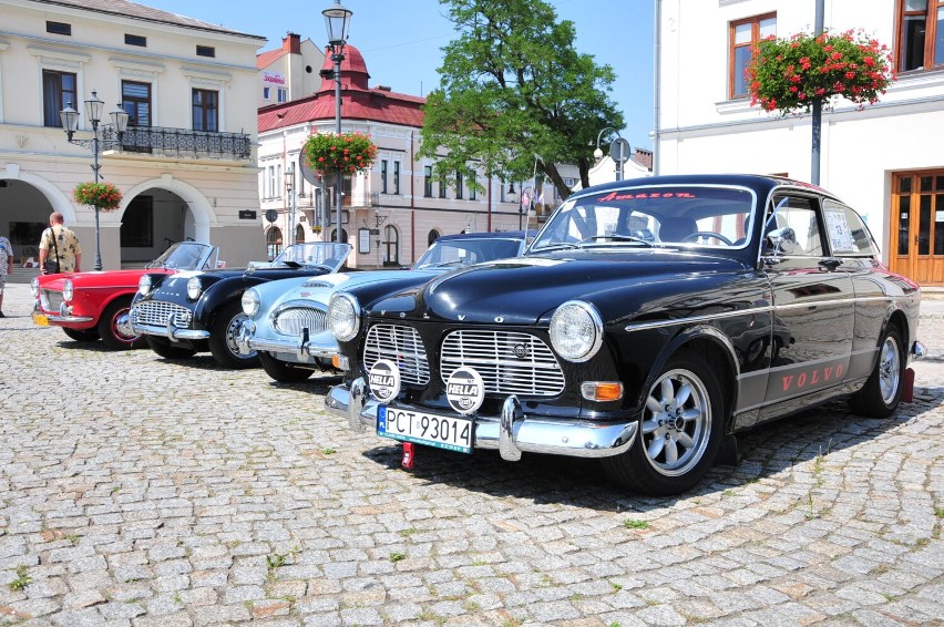 Podkarpacki Rajd Pojazdów Zabytkowych. Tak motoryzacyjne perełki prezentowały się na Rynku w Krośnie [ZDJĘCIA]