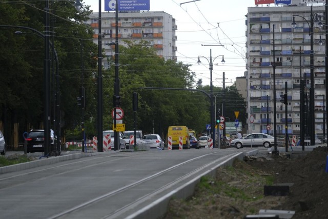 Kierowcy znów muszą przygotować się na zmiany w ruchu drogowym w rejonie remontowanej alei Jana Pawła II i pl. Niepodległości. Zakończenie przebudowy planowane jest na listopad. Do tego czasu kierowcy muszą liczyć się z utrudnieniami. Co czeka nas tym razem?