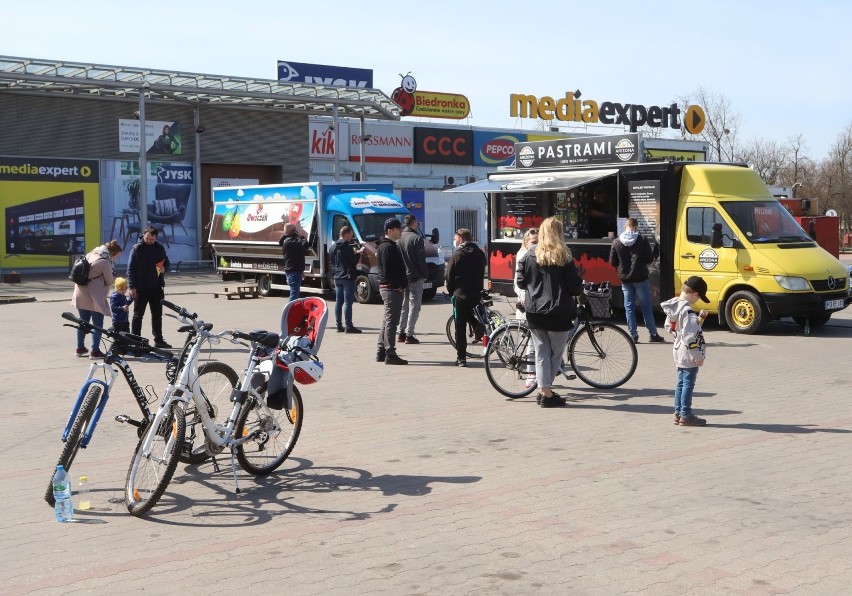 Zlot food trucków w Radomiu. Dużo smakołyków z różnych stron świata. Zobacz wideo i zdjęcia