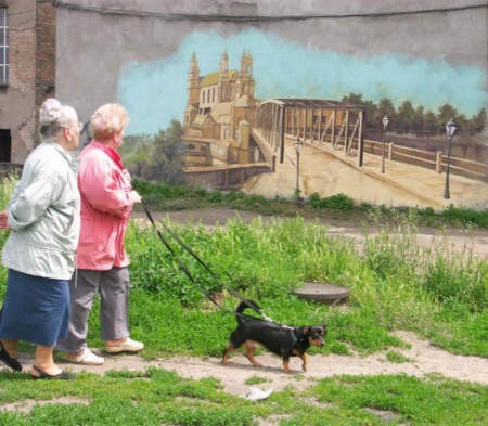 Mieszkańcy Śródki podziwiają Most Cybiński, na razie tylko na ścianie. - Fot. F. Springer