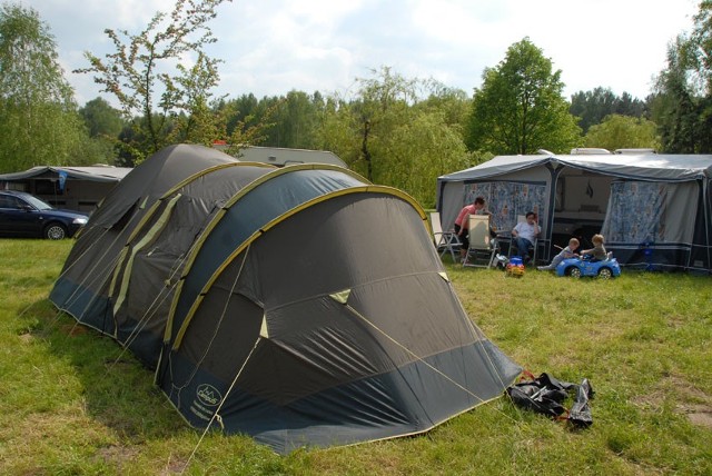 Wiele rodzin decyduje się na urlop w przyczepie lub pod namiotem w pobliżu Łodzi.