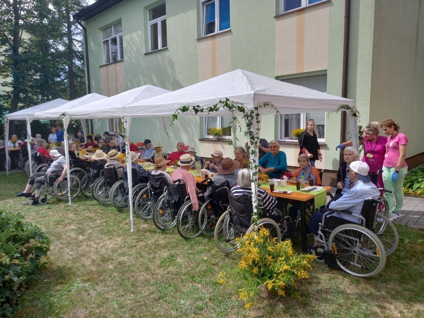 Ognisko w Zakładzie Pielęgnacyjno-Opiekuńczym w Tarnobrzegu. Były pieczone kiełbaski, ciasta i śpiewy. Zobacz zdjęcia 