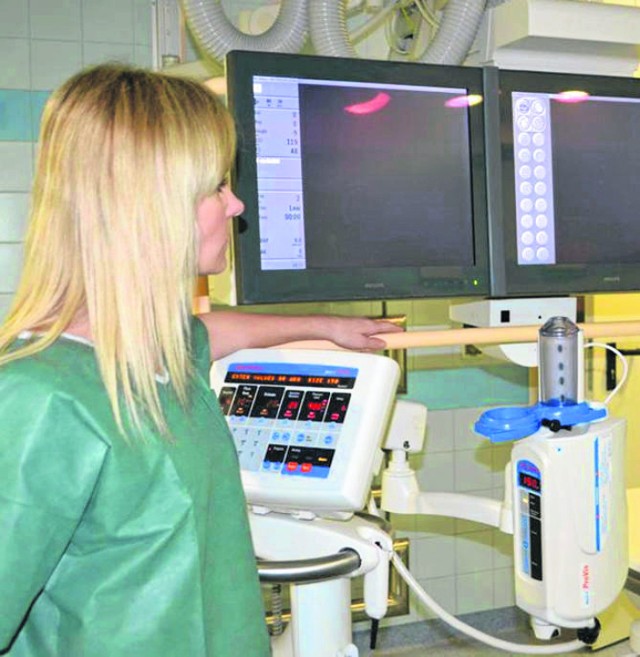 Technik Joanna Prabucka pokazuje urządzenie, którym badani będą pacjenci korzystający z nowej metody leczenia raka
