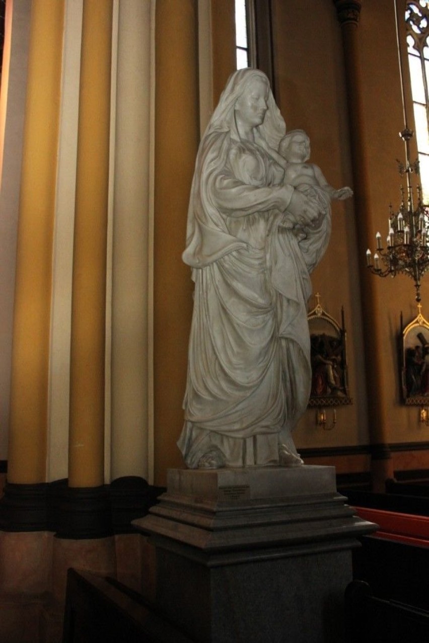 Rzeźba Matki Bożej z Dzieciątkiem autorstwa Theodora...