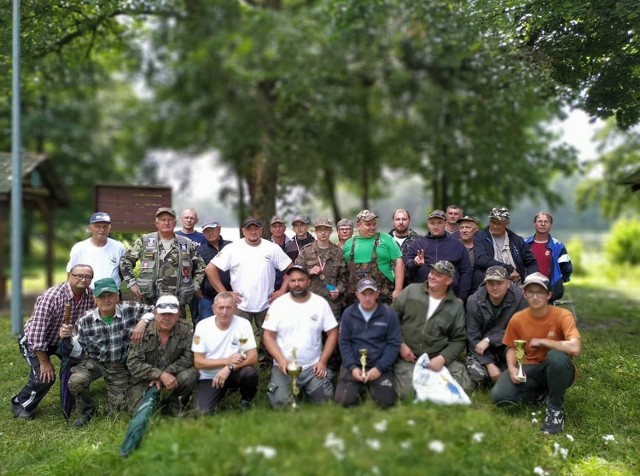 Wędkarze Koła Nr 1 Świebodzin na stanicy wędkarskiej Na Wapnach w Jordanowie. Organizatorzy zawodów i zbiórki: Piotr Jodko, Robert Jędrzejczak, Arek Sasim, Arek Ciechanowicz Paweł Suchta, Kaziu Pietrzak, koło PZW nr 1 Świebodzin i Fundacja Ars Familia Świebodzin - Rafał Wojtkiewicz