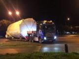 Olbrzymi transport przejechał przez Legnicę.  Zamknięto drogi [ZDJĘCIA]