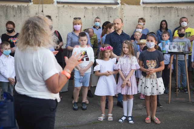 Pedagogiczna Biblioteka Wojewódzka w Słupsku zorganizowała wernisaż wystawy "W oku pandemii - okiem dziecka". To efekt konkursu dla uczennic i uczniów słupskich szkół, zorganizowanego przez Kobiecy Słupsk i Widzialną Rękę Słupsk.