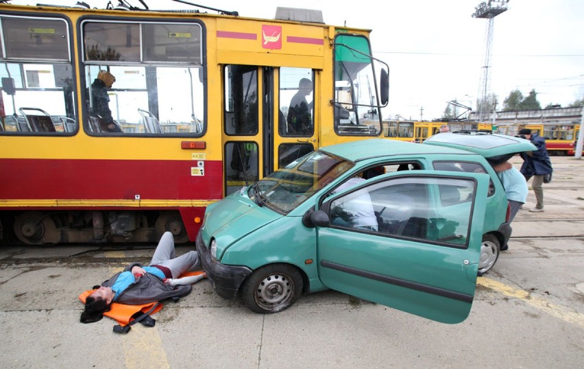 Symulacja wypadku tramwaju MPK Łódź z samochodem