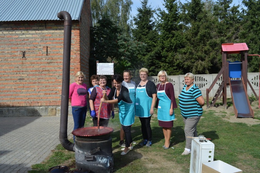 Wspólna akcja smażenia powideł w gminie Wielichowo! Usmażono ponad pół tony owoców! [ZDJĘCIA]
