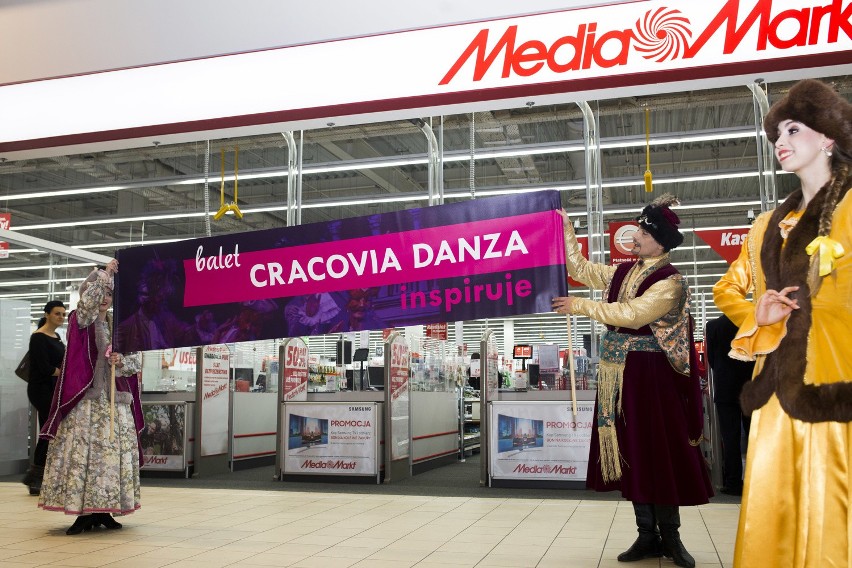 Tancerze z grupy Cracovia Danza w galerii M1.