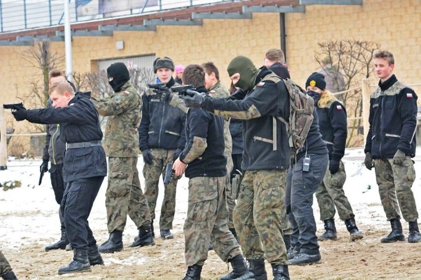 Zimowy poligon klas mundurowych III LO: atak na terrorystów, zdobywanie wzgórza [ZDJĘCIA, WIDEO]