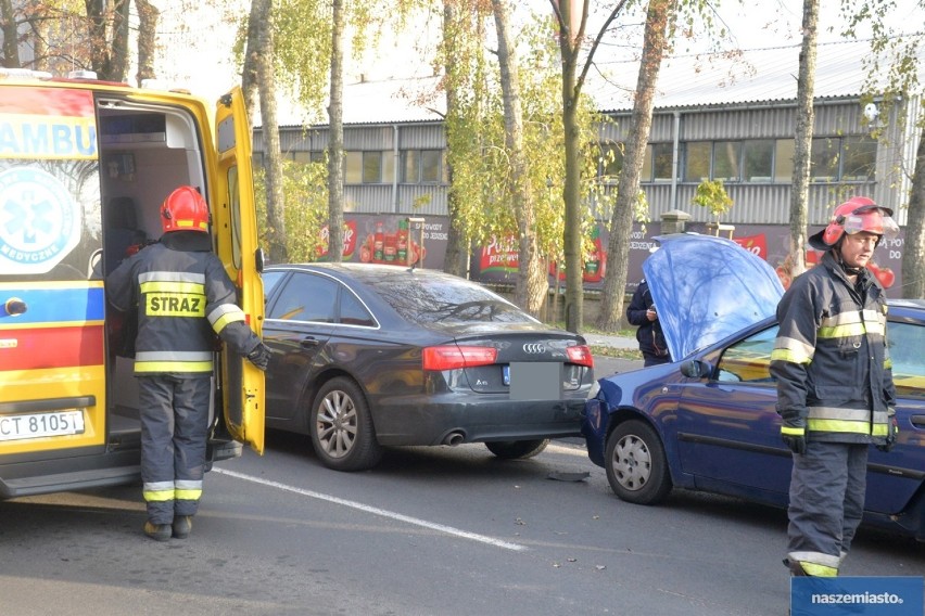 Wypadek na ul. Wienieckiej we Włocławku. Zderzenie trzech aut [zdjęcia]