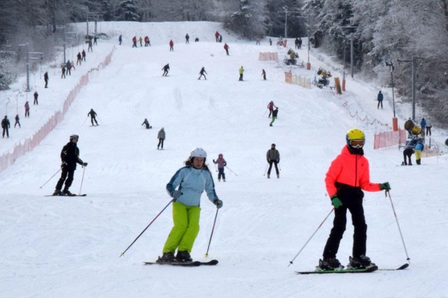 W poniedziałek, 27 grudnia, tłumy amatorów sportów zimowych zjawiły się na stoku i na lodowisku na Stadionie w Kielcach. Narty i łyżwy założyli mali i dorośli. Do wyciągów ustawiała się kolejka narciarzy. Pogoda i warunki dla narciarzy, snowboardzistów, saneczkarzy i łyżwiarzy była wymarzona.  Na parkingu przy stoku bardzo trudno było o wolne miejsce. Słoneczna aura i lekki mróz sprzyjały zarówno jeździe na nartach, jak i snowboardzie czy sankach. Nie brakowało tez chętnych na łyżwiarskie popisy na lodowisku mieszczącym się przy stoku.  

Stok narciarski jest czynny codziennie w godzinach 10-22.

Lodowisko jest czynne codziennie, w dni powszednie w godzinach 14.30-21.30, a w niedziele i święta 10-21.30.

W okresie ferii zimowych, w dniach lodowisko będzie czynne od godziny 10!

Zobaczcie jak w poniedziałek tętniło sportowe życie na kieleckim Stadionie >>>

