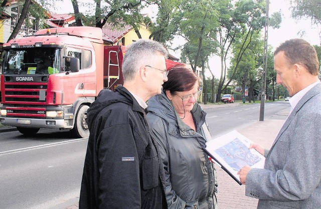 Janusz Kobyliński, Danuta Głąb i Marek Kępa przyznają, że ściany domów pękają z powodu tirów.