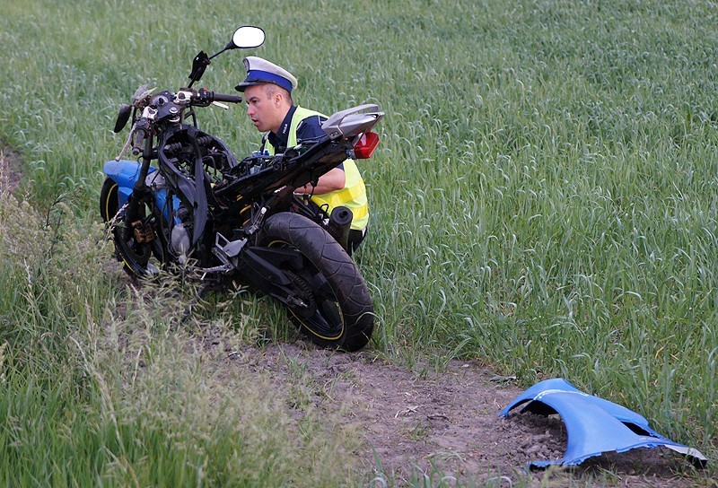 Groźny wypadek w Żernikach pod Kaliszem. Motocyklista zderzył się z toyotą yaris. FILM i ZDJĘCIA