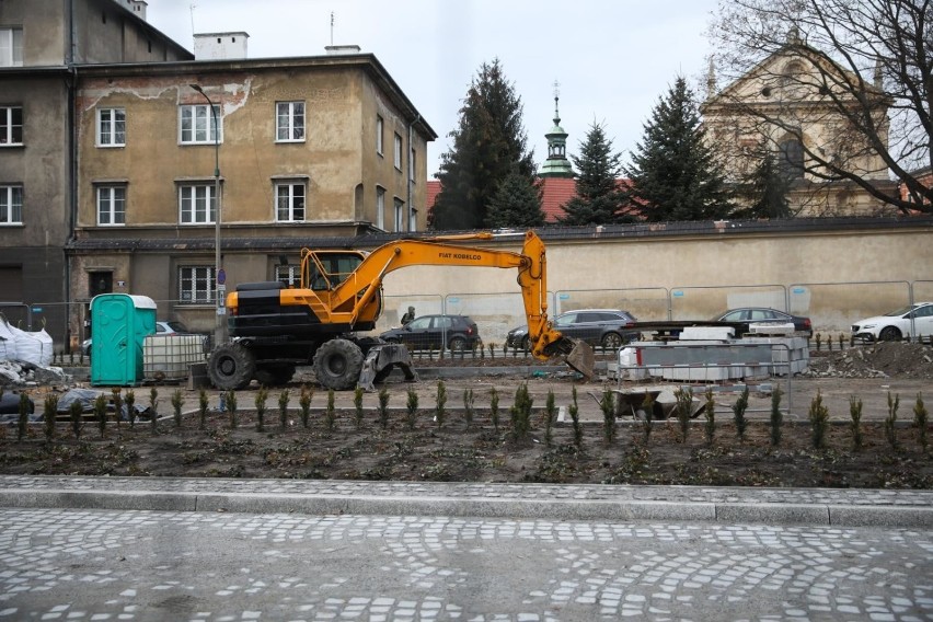 Kiedy zostaną dokończone prace na placu Biskupim w Krakowie?