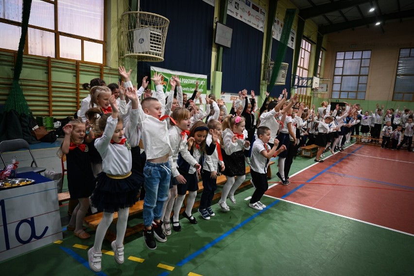 Ślubowanie uczniów klas pierwszych w SP nr 1 w Tomaszowie