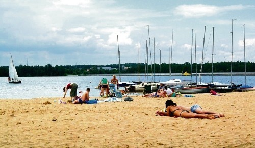 Parę kilometrów od miasta można wypocząć na piaszczystej plaży.