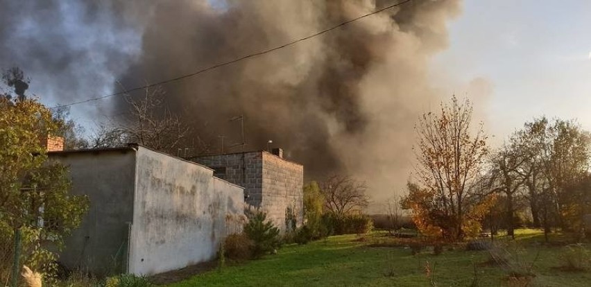 Pożar w Bytomiu. Ogień wybuchł na terenie zakładu w Stroszku