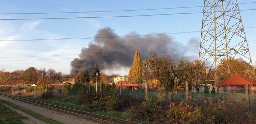 Pożar w Bytomiu. Ogień wybuchł na terenie zakładu w Stroszku