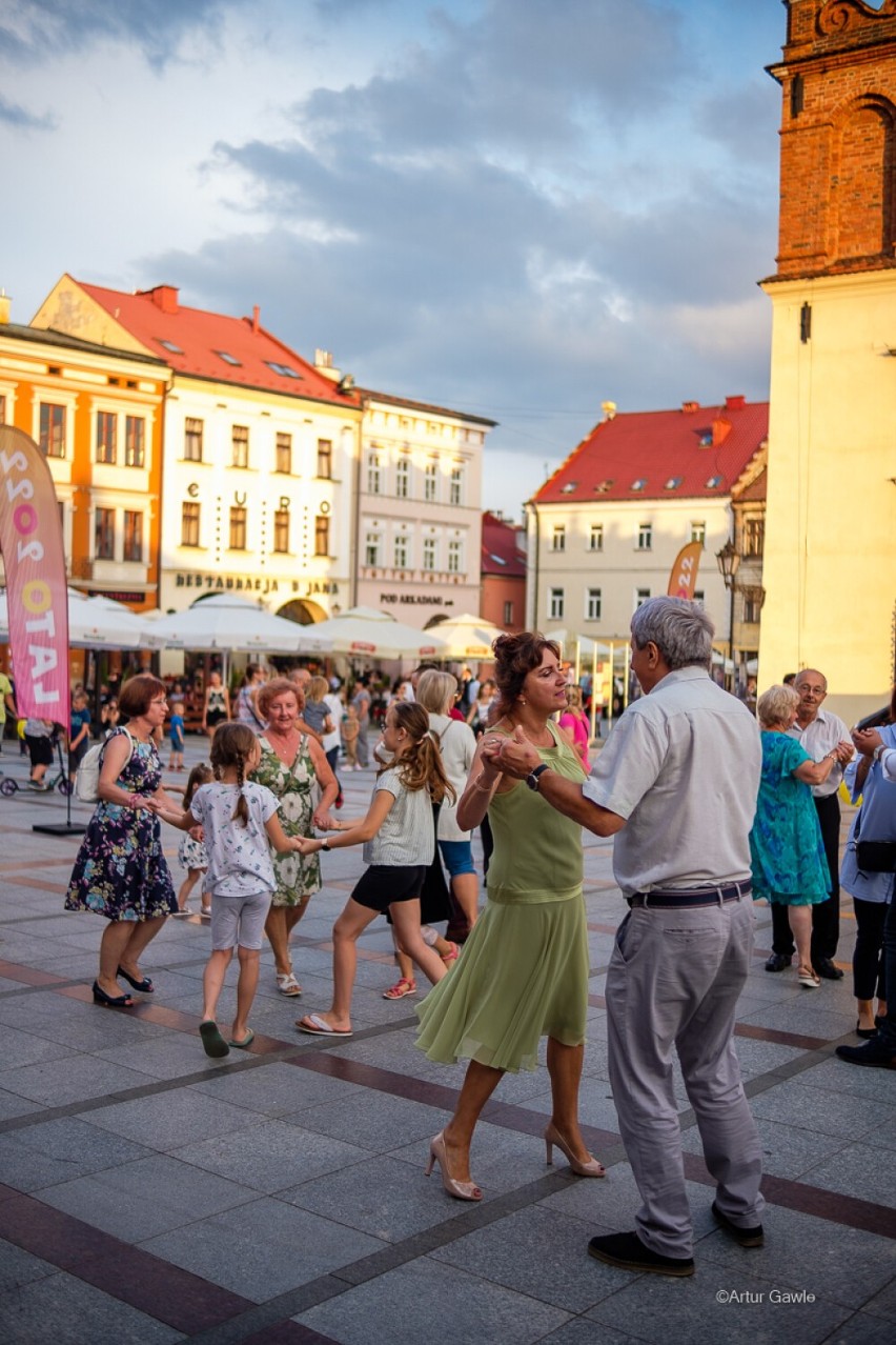 Tarnów. Tłumy mieszkańców tańczyły na tarnowskim Rynku. Tak wyglądała kolejna odsłona letniej potańcówki . Mamy zdjęcia! 
