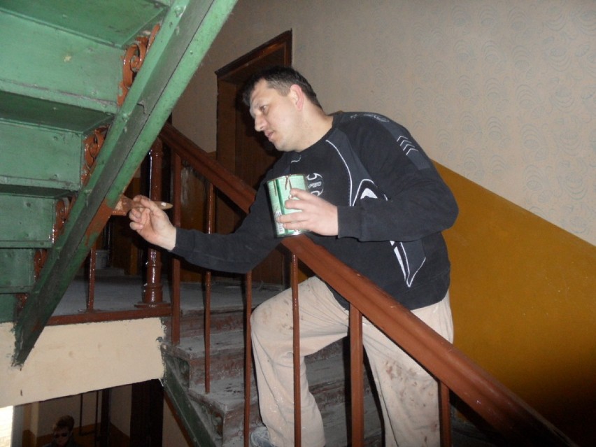 Bezrobotni remontują zaniedbane klatki schodowe w naszym mieście [ZDJĘCIA]