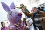 Gdynia: Flesz z przeszłości. 18.04.2011. Figury zajączków malowane na gdyńskiej plaży!