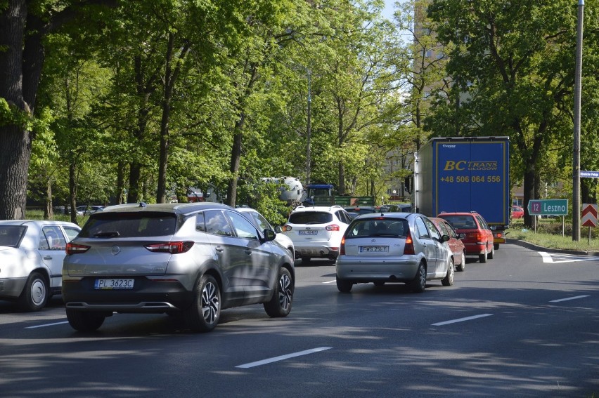 Uwaga kierowcy. Duże korki w centrum Głogowa. Rondo i droga na most stoją. ZDJĘCIA