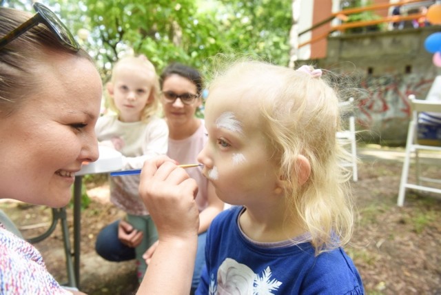 W sobotę, 10 lipca, w parku Tysiąclecia w Zielonej Górze odbył się kolejny piknik charytatywny, którego celem była zbiórka funduszy na operacje dla małej Klary Ślązak. 

W organizację festynu zaangażowało się Stowarzyszenie Warto Jest Pomagać. Na uczestników czekało sporo atrakcji, m.in. doskonałe ciasta i domowe przetwory. Z myślą o dzieciach przygotowano kącik zabaw, dmuchańce, stoisko z watą cukrową i popcornem. 

Mieszkańcy dobrze się bawili, a przy okazji wspierali leczenie Klary. Dziewczynka urodziła się z ciężką wadą. Ma upośledzony aparatu słuchu, niedrożność kanału słuchowego, zniekształconą małżowinę uszną, zdeformowaną część twarzy i szyi. Prawidłowy rozwój mowy u Klary zależy od jak najszybszej operacji niewykształconego ucha. Aby móc przeprowadzić kolejne badania oraz szereg kosztownych operacji za granicą potrzeba około 300 tys. zł. 

Zbiórka na leczenie Klary prowadzona jest też na stronie Warto Jest Pomagać.

Wideo: Stowarzyszenie "Warto Jest Pomagać" ma nowa siedzibę
