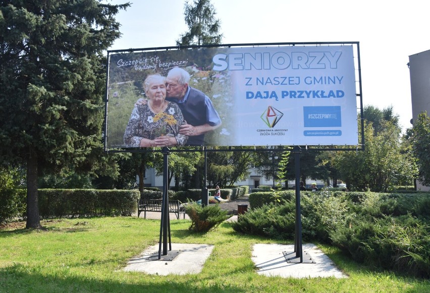 Seniorzy z Czerwionki-Leszczyn na billboardach namawiają do szczepień 