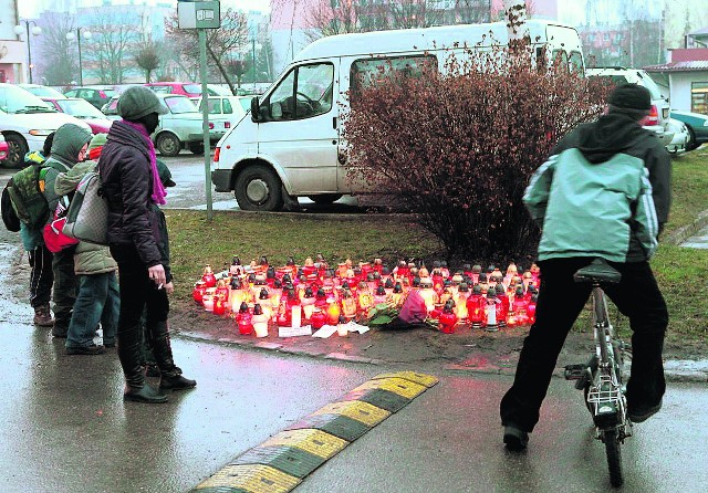 W  Kurdwanowie, gdzie zabito Tomasza C., płoną znicze. Są też karteczki: "Pamiętamy"