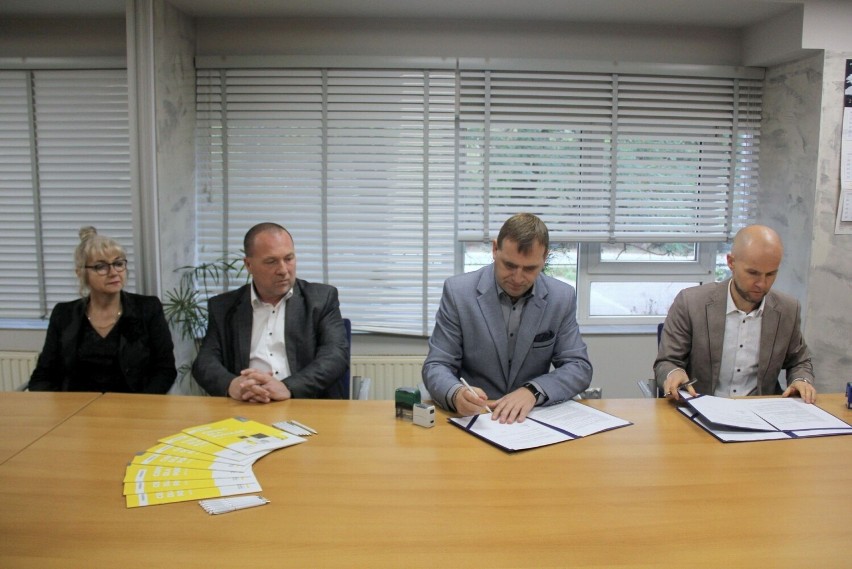 Podpisana umowa patronacka między powiatem starachowickim, a starachowicką firmą PEREKO. Skorzystają uczniowie